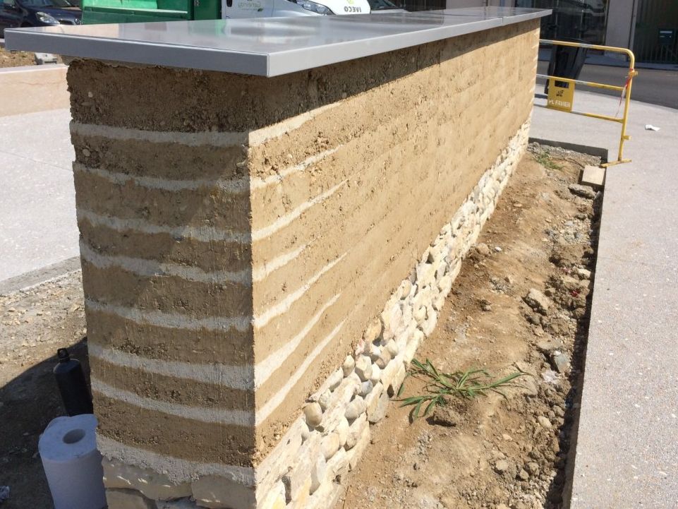 Mur en pisé neuf Mur en pisé neuf