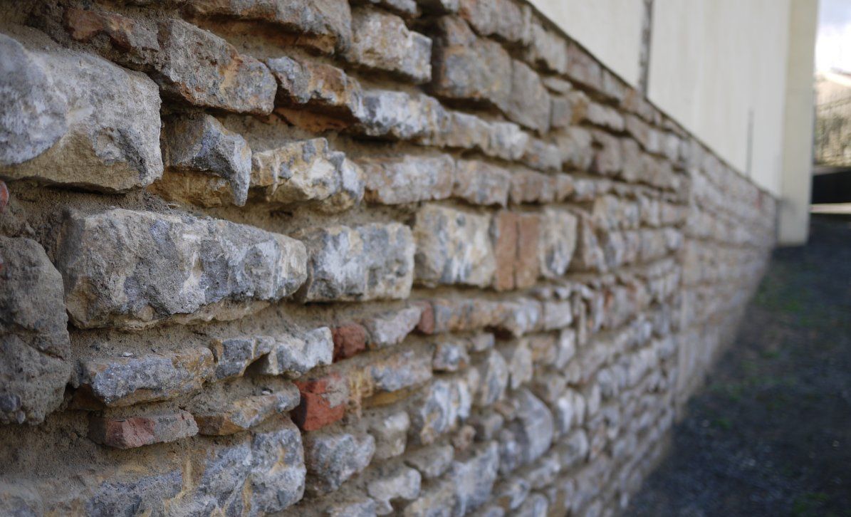Piquage ciment mur en pierres Piquage ciment mur pierre